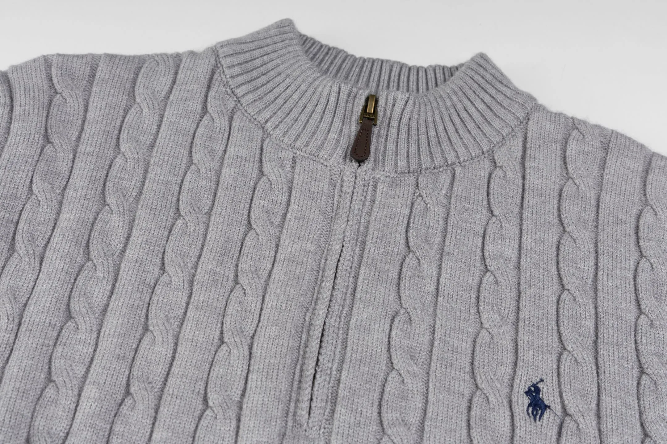 P240 style number B11 Raff half-zip twist embroidered knitted round neck sweater Official website counter consistent sweater High-elasticity imitation rabbit fur core-spun yarn fine knitted fabric Customized original lettering mold half-open zipper Popular Internet celebrity versatile OS version can be worn up to about 180 pounds Imported machine spinning takes a month to match the sweater Three standards are complete Customized accessories Matching version Same style for men and women Colour: Gray Black Size: S M L XL Manual measurement error of about 1-3cm is normal